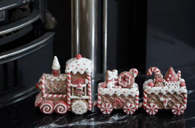 Gingerbread Train decoration - with three carridges! image 2